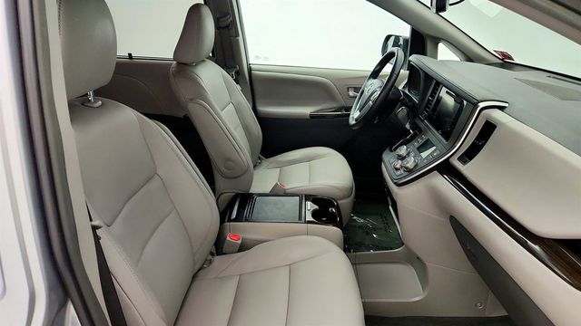 2017 Toyota Sienna XLE Premium AWD 7-Passenger - 23041486 - 24