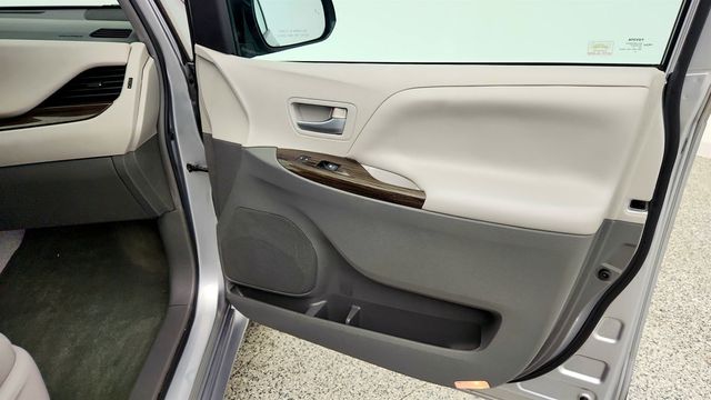2017 Toyota Sienna XLE Premium AWD 7-Passenger - 23041486 - 26