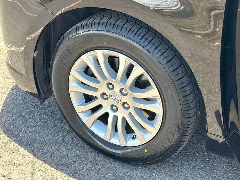 2017 Toyota Sienna XLE Premium FWD 8-Passenger - 22937263 - 10