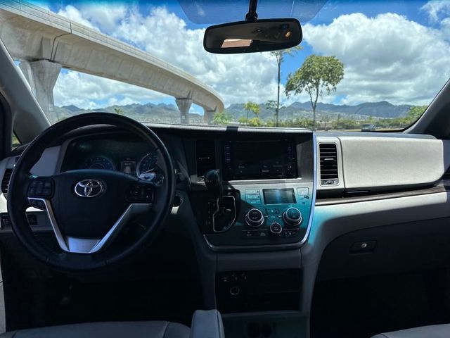 2017 Toyota Sienna XLE Premium FWD 8-Passenger - 22937263 - 12
