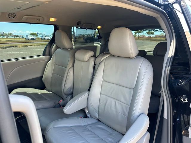 2017 Toyota Sienna XLE Premium FWD 8-Passenger - 22937263 - 13