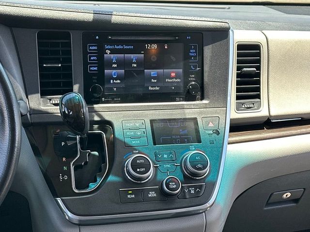 2017 Toyota Sienna XLE Premium FWD 8-Passenger - 22937263 - 14