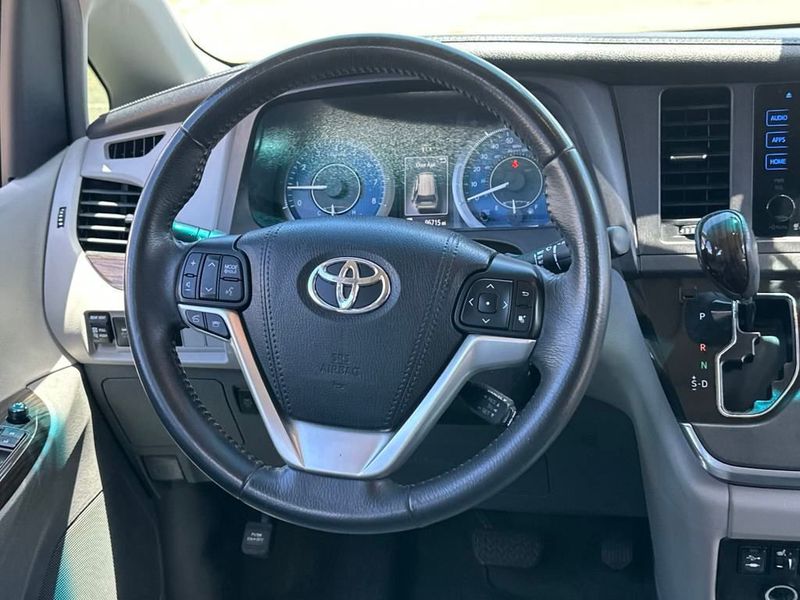 2017 Toyota Sienna XLE Premium FWD 8-Passenger - 22937263 - 16