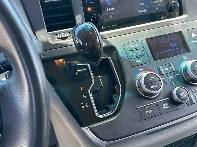 2017 Toyota Sienna XLE Premium FWD 8-Passenger - 22937263 - 17
