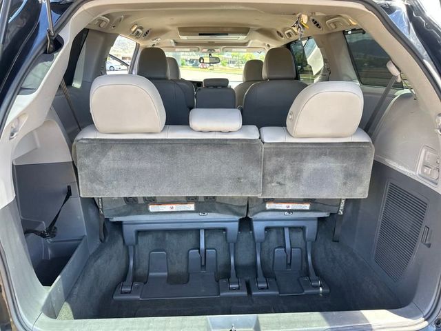 2017 Toyota Sienna XLE Premium FWD 8-Passenger - 22937263 - 19