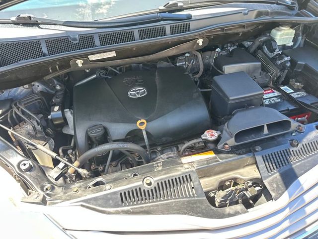 2017 Toyota Sienna XLE Premium FWD 8-Passenger - 22937263 - 20