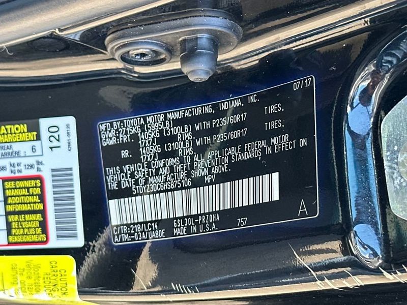 2017 Toyota Sienna XLE Premium FWD 8-Passenger - 22937263 - 21