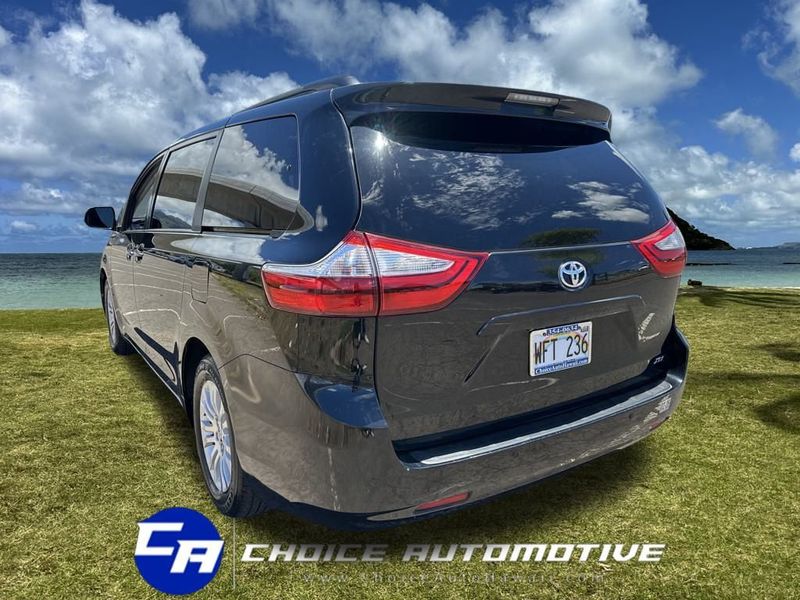 2017 Toyota Sienna XLE Premium FWD 8-Passenger - 22937263 - 4