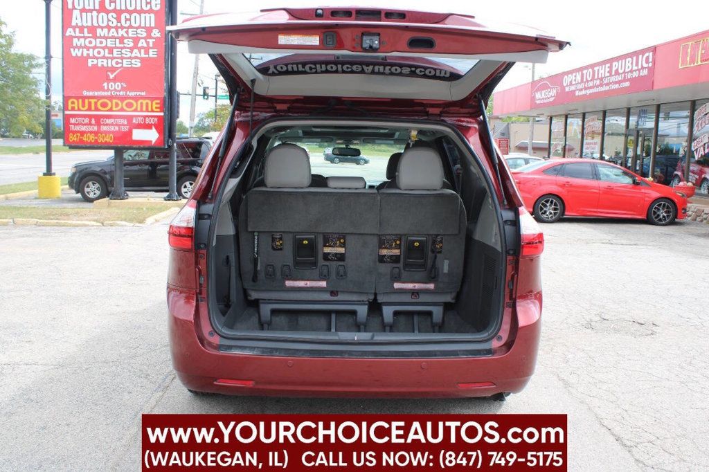 2017 Toyota Sienna XLE Premium FWD 8-Passenger - 22912350 - 10