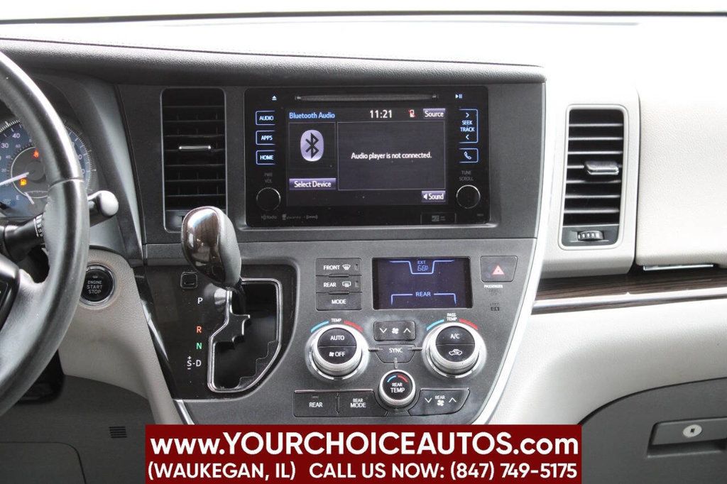 2017 Toyota Sienna XLE Premium FWD 8-Passenger - 22912350 - 19