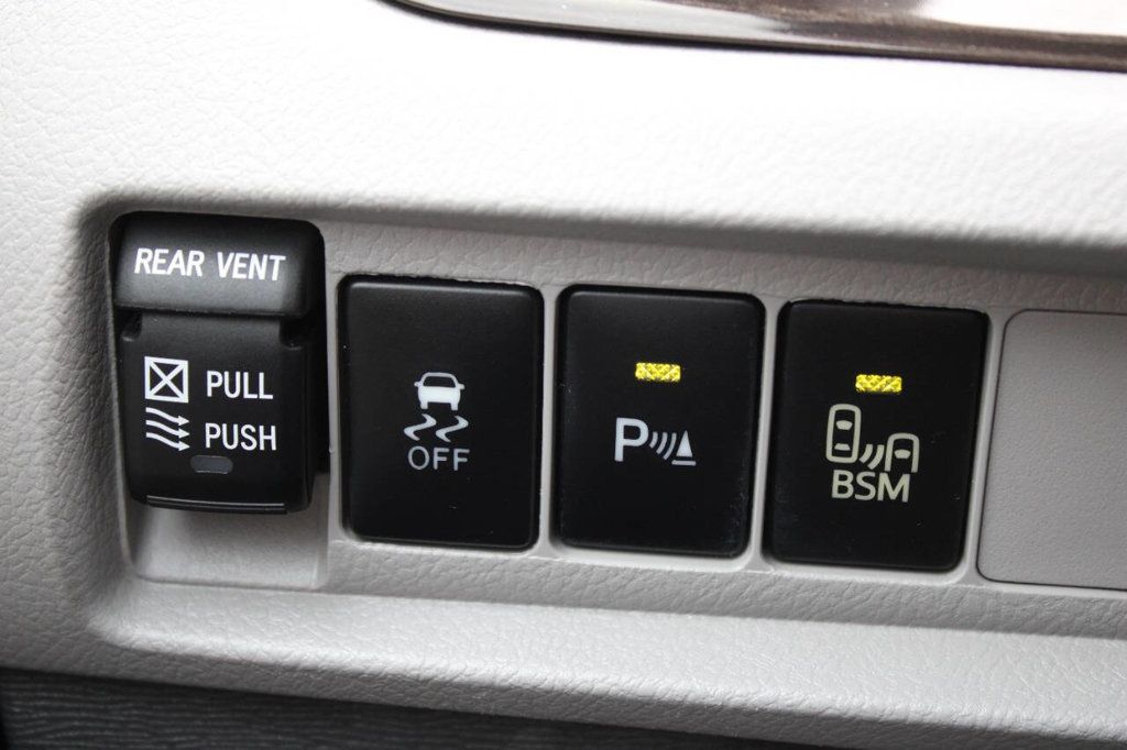 2017 Toyota Sienna XLE Premium FWD 8-Passenger - 22912350 - 30