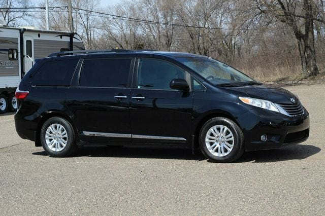 2017 Toyota Sienna XLE PREMIUM W/ DVD, NAVIGATION, MOONROOF, LEATHER - 22995007 - 0