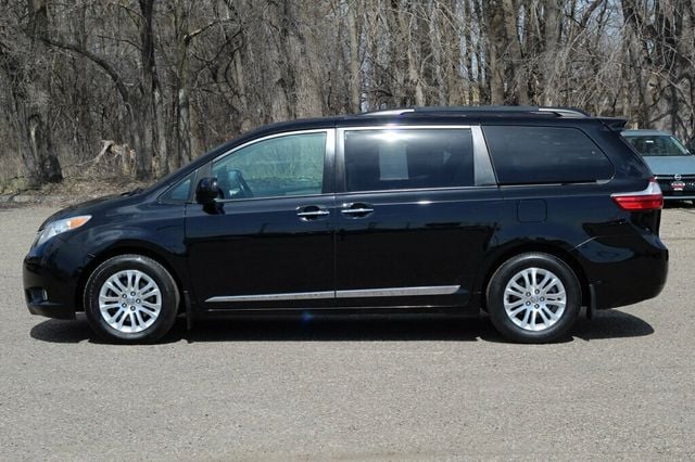 2017 Toyota Sienna XLE PREMIUM W/ DVD, NAVIGATION, MOONROOF, LEATHER - 22995007 - 18