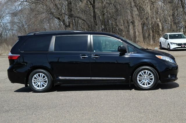 2017 Toyota Sienna XLE PREMIUM W/ DVD, NAVIGATION, MOONROOF, LEATHER - 22995007 - 1