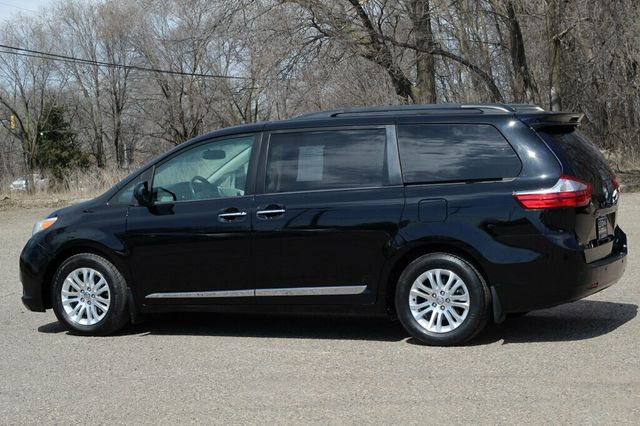 2017 Toyota Sienna XLE PREMIUM W/ DVD, NAVIGATION, MOONROOF, LEATHER - 22995007 - 19