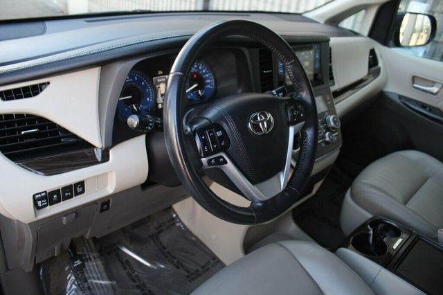 2017 Toyota Sienna XLE PREMIUM W/ DVD, NAVIGATION, MOONROOF, LEATHER - 22995007 - 25