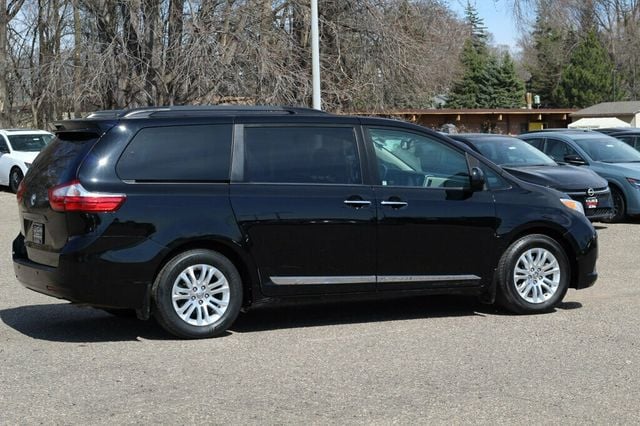 2017 Toyota Sienna XLE PREMIUM W/ DVD, NAVIGATION, MOONROOF, LEATHER - 22995007 - 2