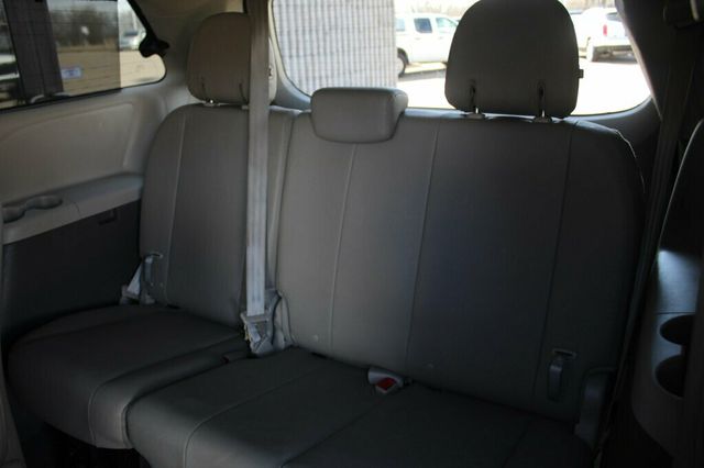 2017 Toyota Sienna XLE PREMIUM W/ DVD, NAVIGATION, MOONROOF, LEATHER - 22995007 - 29