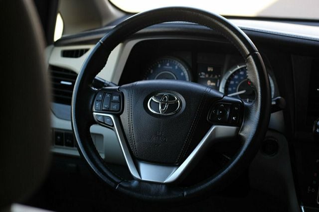 2017 Toyota Sienna XLE PREMIUM W/ DVD, NAVIGATION, MOONROOF, LEATHER - 22995007 - 30