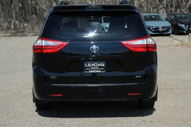 2017 Toyota Sienna XLE PREMIUM W/ DVD, NAVIGATION, MOONROOF, LEATHER - 22995007 - 4