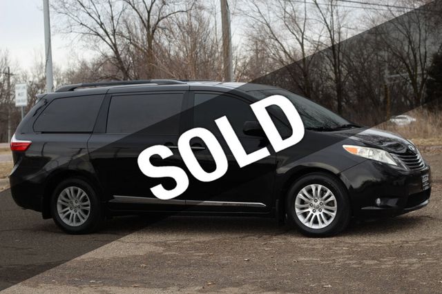 2017 Toyota Sienna XLE PREMIUM W/ NAVIGATION, REAR DVD, LEATHER, MOONROOF - 22995004 - 0