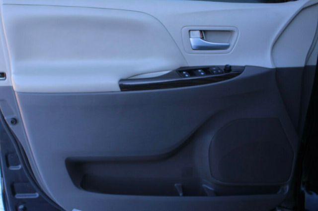 2017 Toyota Sienna XLE PREMIUM W/ NAVIGATION, REAR DVD, LEATHER, MOONROOF - 22995004 - 20