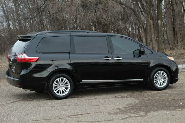 2017 Toyota Sienna XLE PREMIUM W/ NAVIGATION, REAR DVD, LEATHER, MOONROOF - 22995004 - 2