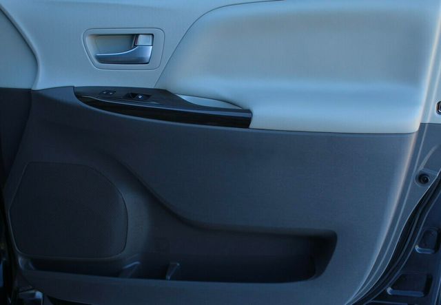 2017 Toyota Sienna XLE PREMIUM W/ NAVIGATION, REAR DVD, LEATHER, MOONROOF - 22995004 - 5