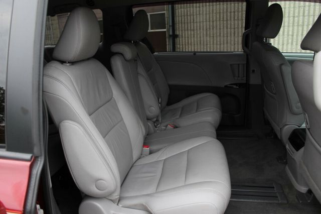 2017 Toyota Sienna XLE W/ NAVIGATION, LEATHER, MOONROOF, DUAL PWR SLIDING DOORS - 23080968 - 9