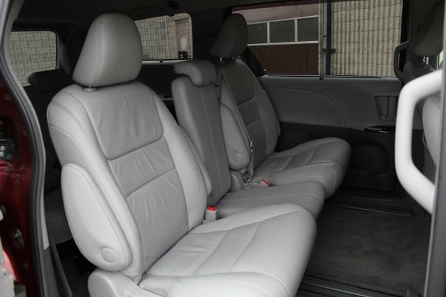 2017 Toyota Sienna XLE W/ NAVIGATION, LEATHER, MOONROOF, DUAL PWR SLIDING DOORS - 23080968 - 10