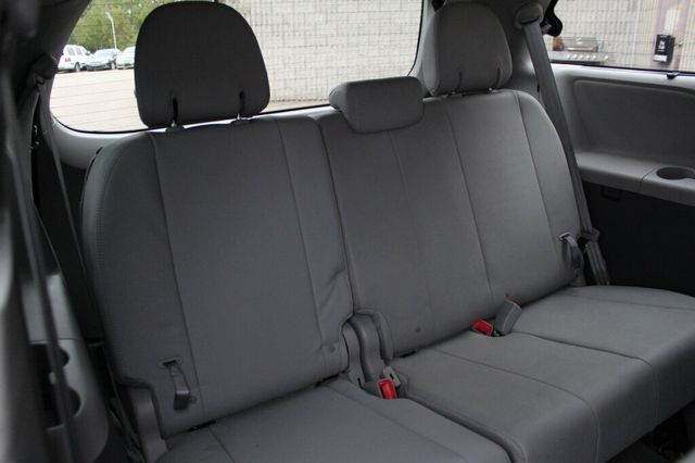 2017 Toyota Sienna XLE W/ NAVIGATION, LEATHER, MOONROOF, DUAL PWR SLIDING DOORS - 23080968 - 11