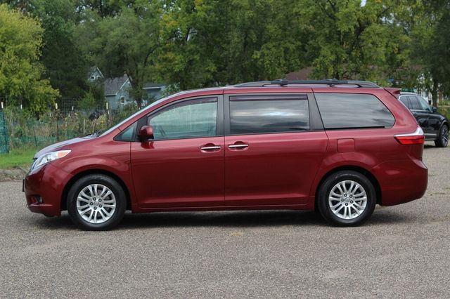 2017 Toyota Sienna XLE W/ NAVIGATION, LEATHER, MOONROOF, DUAL PWR SLIDING DOORS - 23080968 - 17