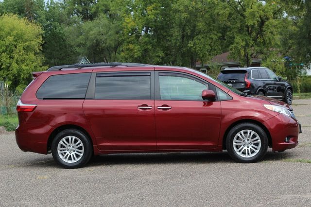 2017 Toyota Sienna XLE W/ NAVIGATION, LEATHER, MOONROOF, DUAL PWR SLIDING DOORS - 23080968 - 1