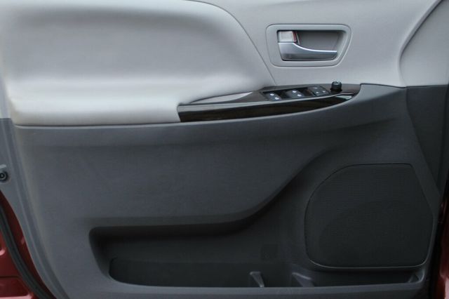 2017 Toyota Sienna XLE W/ NAVIGATION, LEATHER, MOONROOF, DUAL PWR SLIDING DOORS - 23080968 - 19