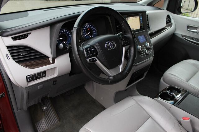 2017 Toyota Sienna XLE W/ NAVIGATION, LEATHER, MOONROOF, DUAL PWR SLIDING DOORS - 23080968 - 24