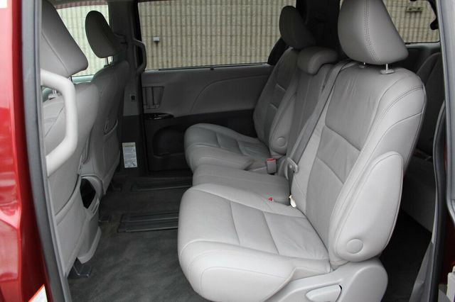 2017 Toyota Sienna XLE W/ NAVIGATION, LEATHER, MOONROOF, DUAL PWR SLIDING DOORS - 23080968 - 26