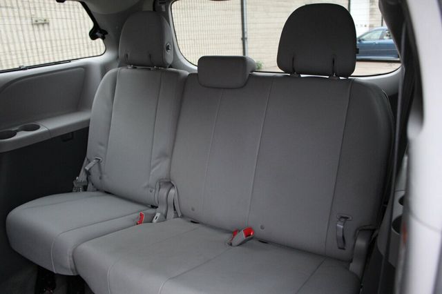 2017 Toyota Sienna XLE W/ NAVIGATION, LEATHER, MOONROOF, DUAL PWR SLIDING DOORS - 23080968 - 28