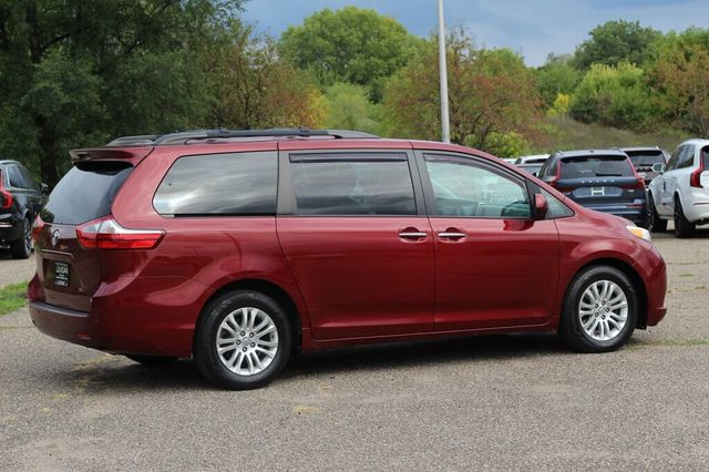 2017 Toyota Sienna XLE W/ NAVIGATION, LEATHER, MOONROOF, DUAL PWR SLIDING DOORS - 23080968 - 2
