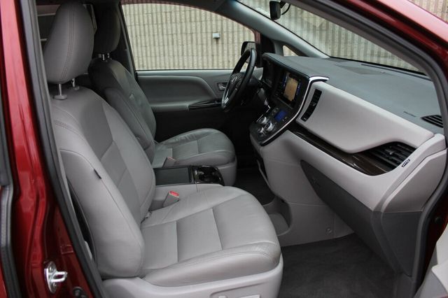 2017 Toyota Sienna XLE W/ NAVIGATION, LEATHER, MOONROOF, DUAL PWR SLIDING DOORS - 23080968 - 6