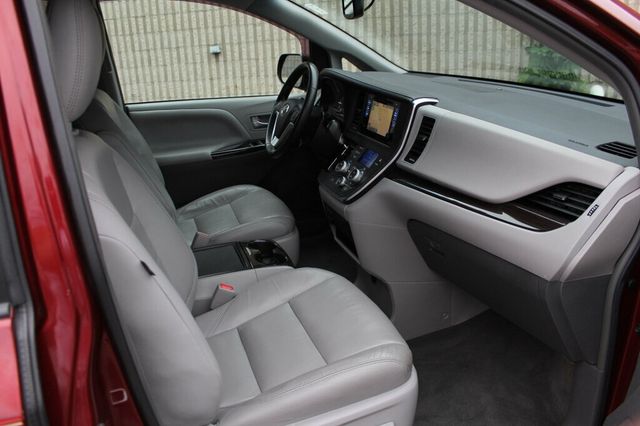 2017 Toyota Sienna XLE W/ NAVIGATION, LEATHER, MOONROOF, DUAL PWR SLIDING DOORS - 23080968 - 7