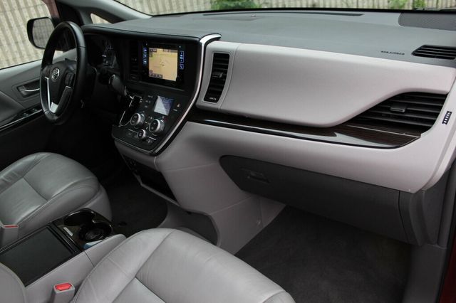 2017 Toyota Sienna XLE W/ NAVIGATION, LEATHER, MOONROOF, DUAL PWR SLIDING DOORS - 23080968 - 8