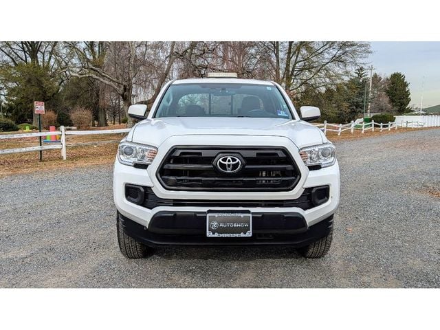 2017 Toyota Tacoma null photo 2