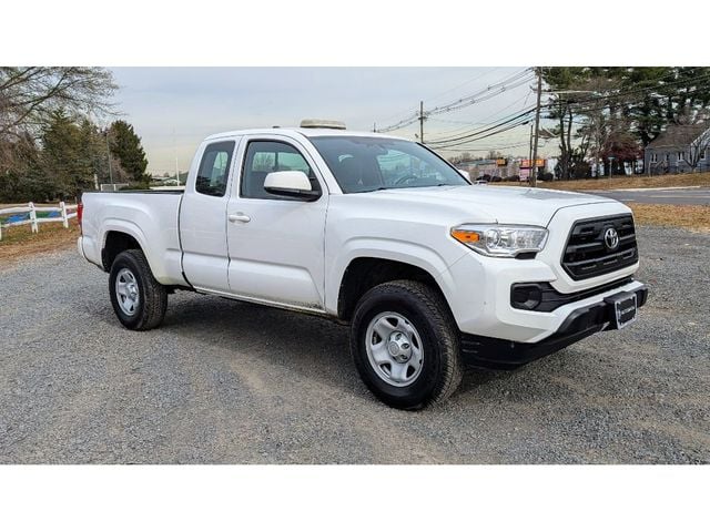 2017 Toyota Tacoma null photo 3