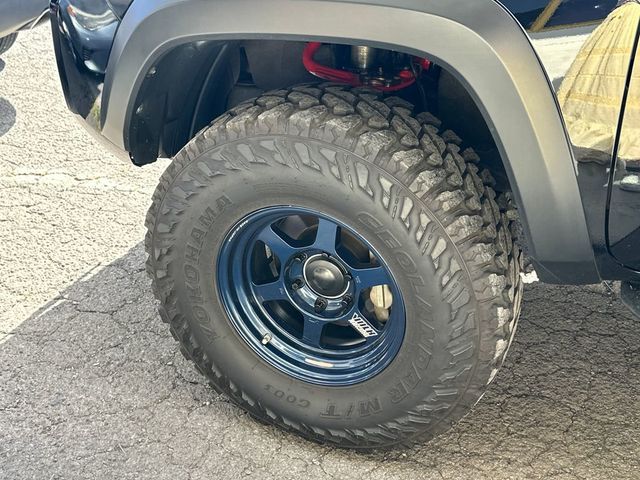 2017 Toyota Tacoma TRD Off-Road - 23030818 - 10