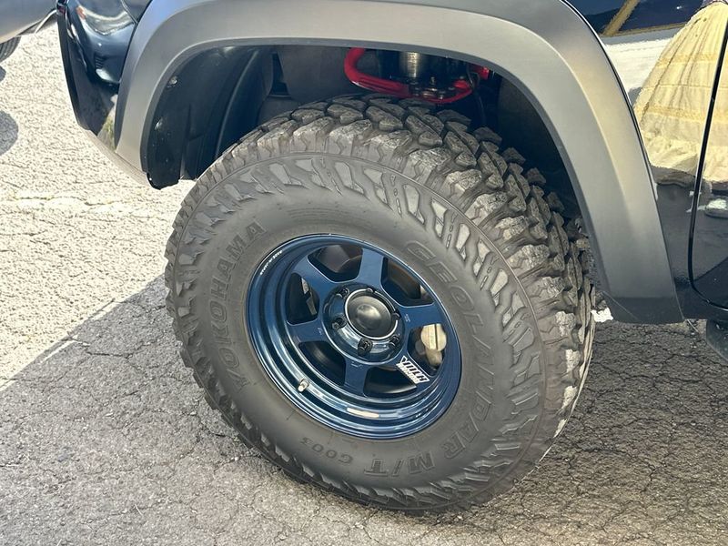 2017 Toyota Tacoma TRD Off-Road - 23030818 - 10
