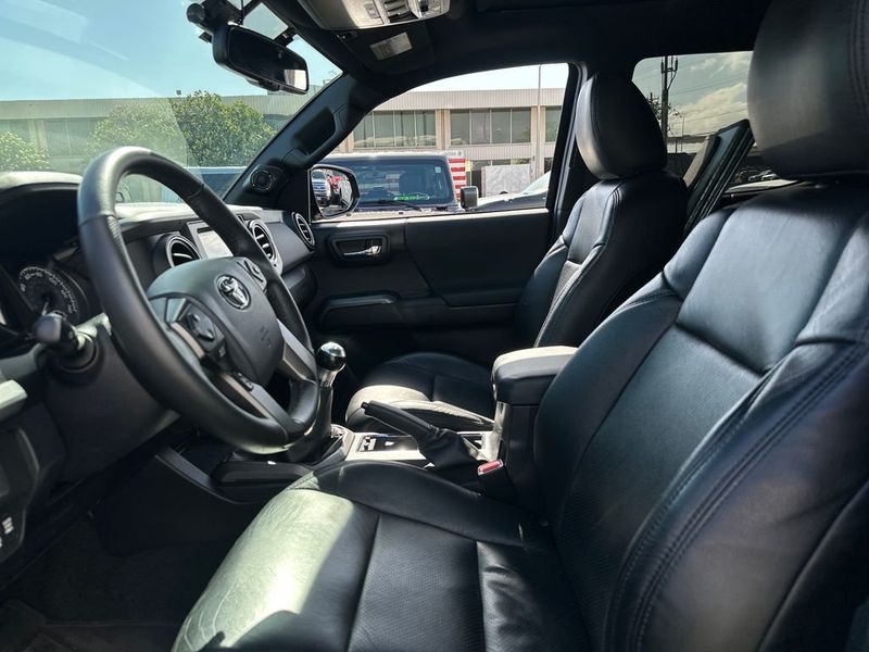 2017 Toyota Tacoma TRD Off-Road - 23030818 - 11