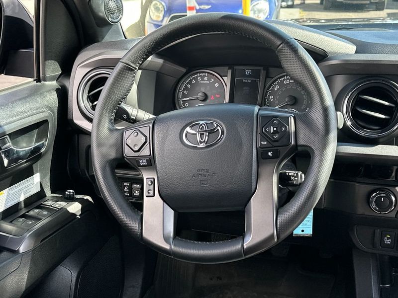 2017 Toyota Tacoma TRD Off-Road - 23030818 - 16