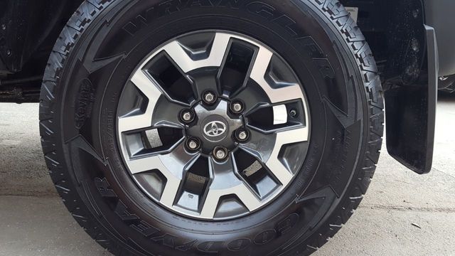 2017 Toyota Tacoma TRD Off Road Double Cab 5' Bed V6 4x4 - 18448715 - 7