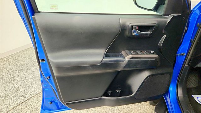 2017 Toyota Tacoma TRD Off Road Double Cab 5' Bed V6 4x4 Automatic - 23015756 - 9