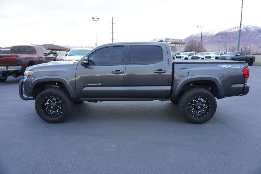 2017 Toyota Tacoma TRD SPORT - 22947942 - 1